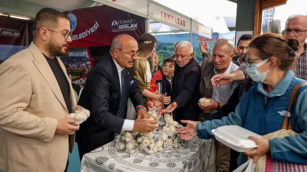 Başkan Arslan, Ankara'da Vatandaşlarla Taşköprü Sarımsağı Dağıttı