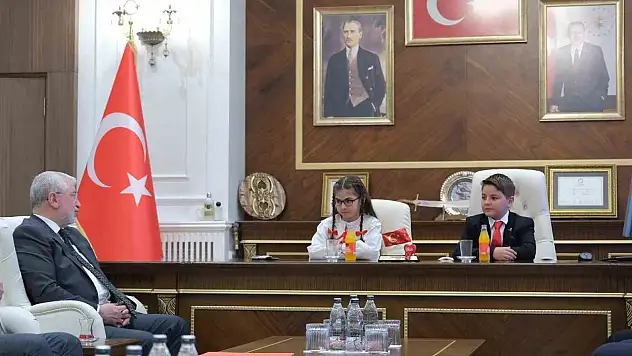 Başkan Aşgın Koltuğu Çocuklara Emanet Etti