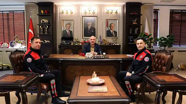 Başkan Esen, heimlich manevrasıyla hayat kurtaran polis memurlarını tebrik etti