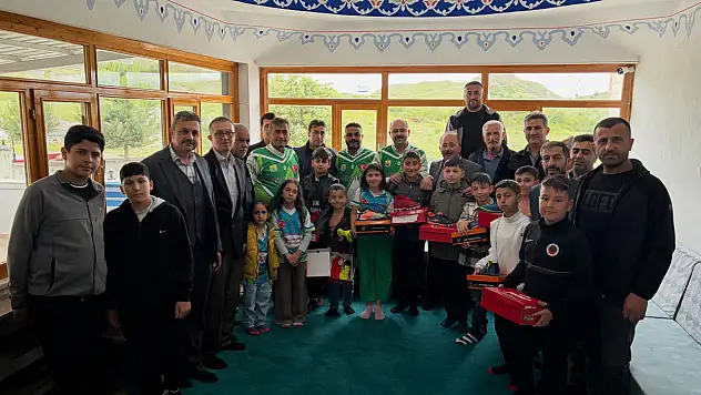 Başkan Kavaklıgil'den Sapaca Köyü'nde Çocuklara Spor Desteği