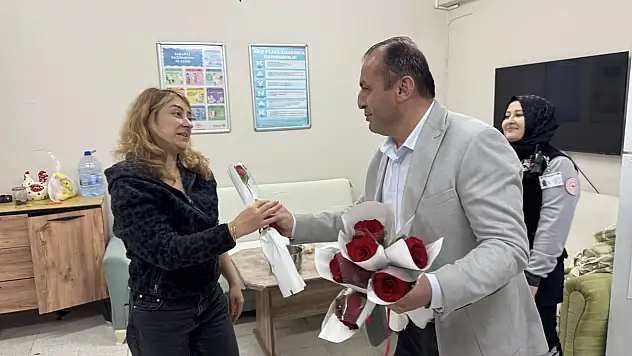 Başkan Metin Yamalı'dan Hemşirelere Gül Takdimi