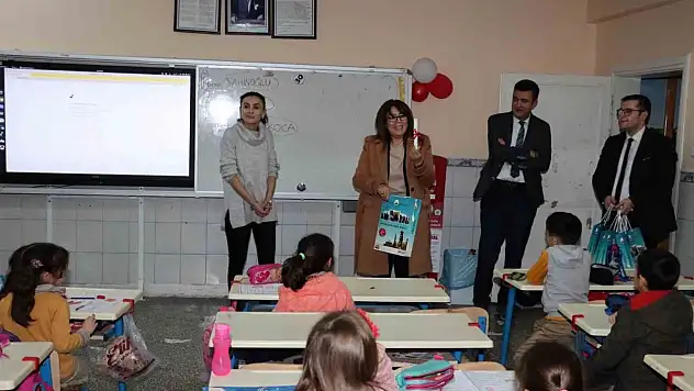 Başkan Şahiner, Öğrencilere Tatil Seti Hediye Etti