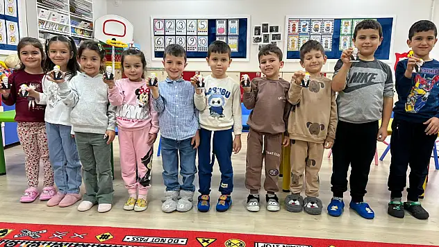 Başkan Uzuner, Öğrencilere Atatürk Heykeli Armağan Etti