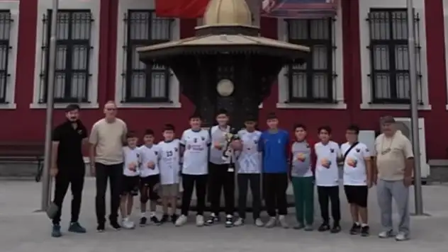 Başkan Uzuner, Şampiyon Hentbolcuları Ağırladı