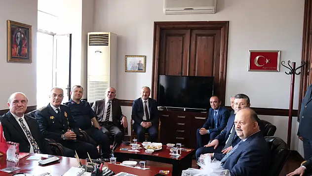 Başkan Uzuner, Vali Dallı'ya İstiklal Pasaportu Hediye Etti