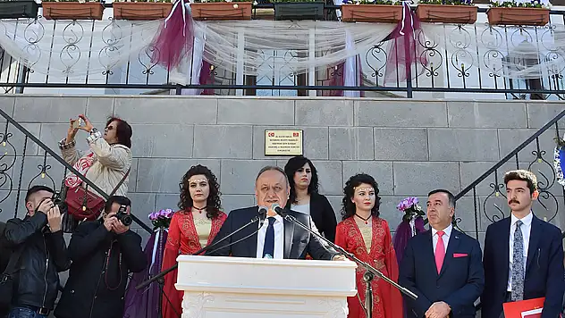 Başkan'dan, kadınlara tarihi canlandıran hediye