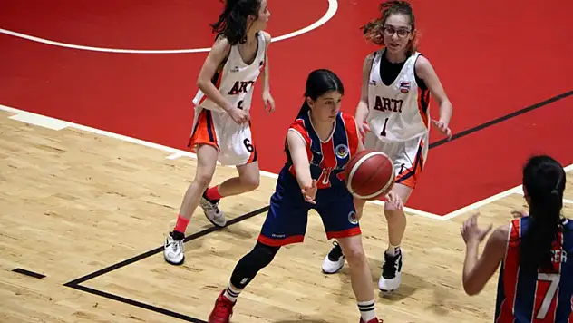 Basketbol grup maçları başladı