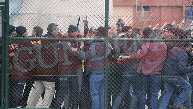 Bayburt taraftar gurupları arasında kavga çıktı