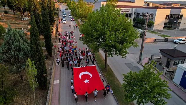 Bayraklarla Yürüdüler, Şehitleri Andılar