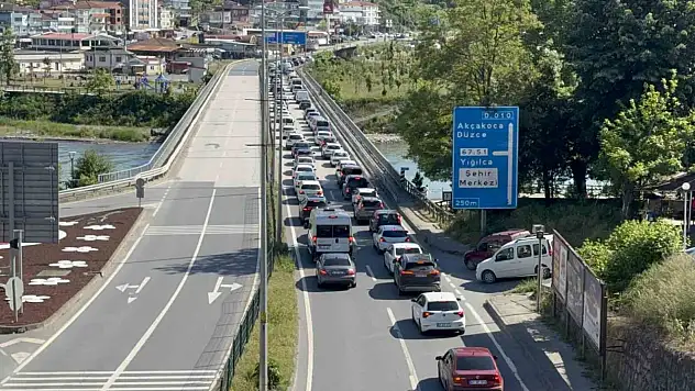 Bayram dönüşü trafik kilitlendi