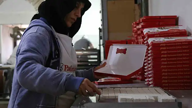 Bayram Öncesi İmalathanelerde Saray Helvası Mesaisi
