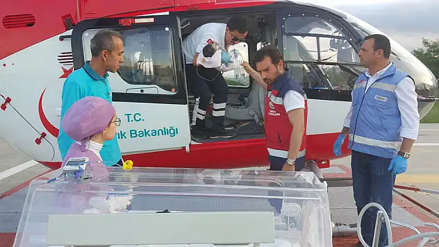Bebeğin yardımına ambulans helikopter yetişti