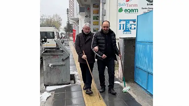 Belediye Başkanı Kaldırımdaki 'Duyarsızlığı' Böyle Gösterdi