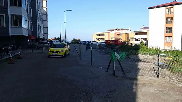 Belediye Kamulaştırma Bedelini Ödemeyince, Sahipleri Yolu Çit Çekip Kapattı
