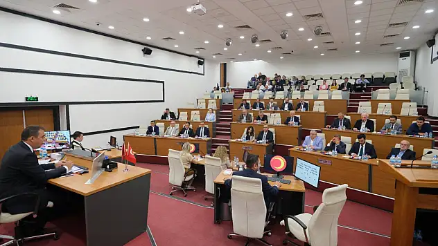 Belediye Meclisi'ne Kıyafet Tartışması Damga Vurdu