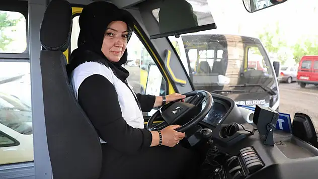 Belediye otobüsünde işini aşkla yapıyor