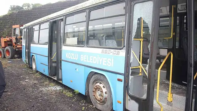 Belediyenin Park Halindeki Otobüslerine Zarar Verildi
