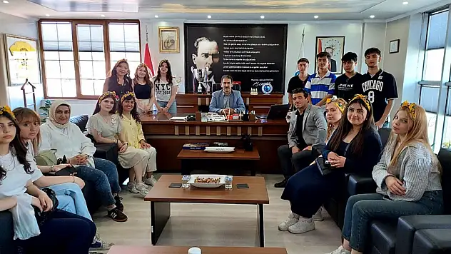 Belgesel Çeken Öğrencilerden Cide Belediye Başkanı Demir'e Ziyaret