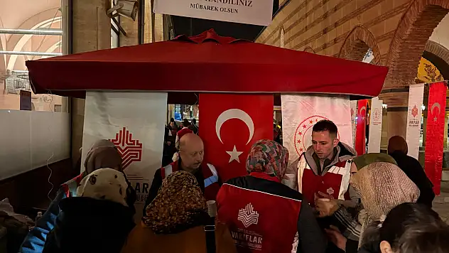 Berat Kandili'nde 4 Bin Kişiye Salep İkramı