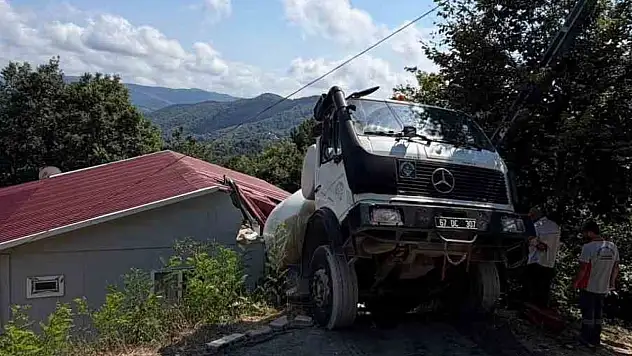 Beton mikseri evin çatısına düştü: Faciadan dönüldü