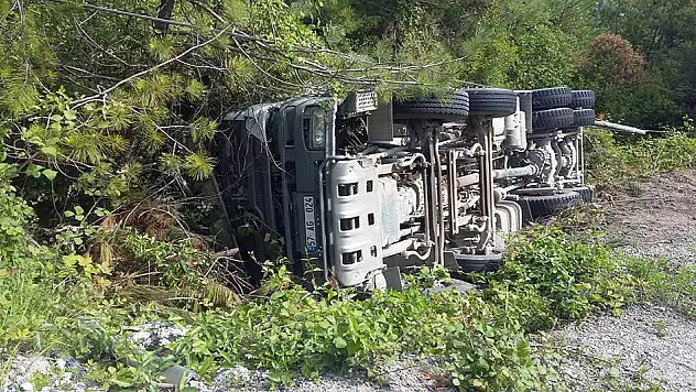 Beton mikseri şarampole devrildi