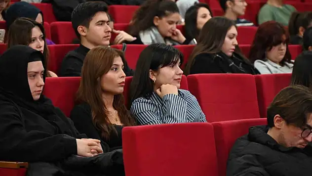 BEUN Bilim Kafe'de Bağımlılıkla Mücadelenin Önemine Dikkat Çekildi