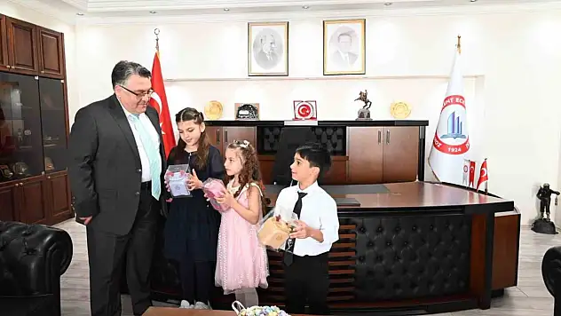 BEUN Rektörü Özölçer, 23 Nisan'da Makamını Miniklere Devretti