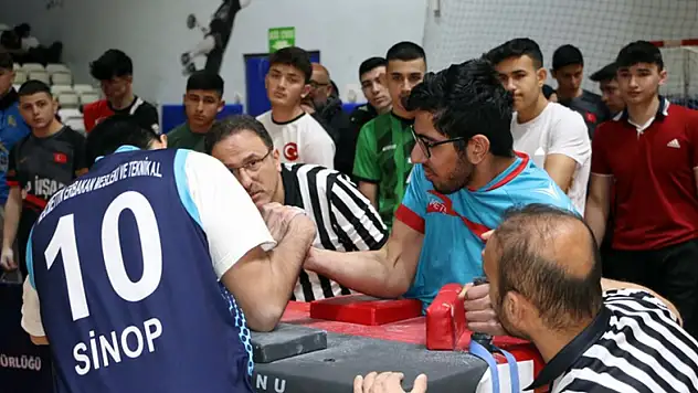 Bilek güreşinde şampiyonlar belli oldu