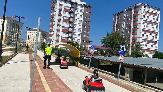 Bilinçli Nesiller İçin Eğitimler Devam Ediyor