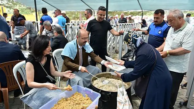 Binlerce Kişiye Geleneksel Lezzet İkram Edildi