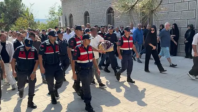 Bir babanın en zor sınavı: Kazada ölen bebeğinin tabutunu böyle taşıdı