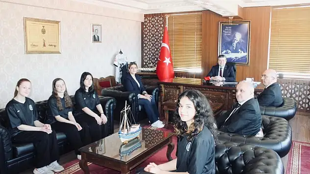 Bölge Şampiyonu Öğrenciler Kaymakam Uçar'ı Ziyaret Etti