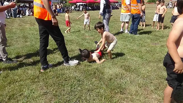 Miniklerin Güreşleri Eğlenceli Anlara Sahne Oldu