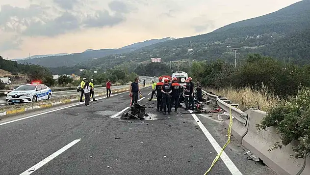 Bolu D-100'de iki otomobil kafa kafaya çarpıştı: 1 ölü, 2 yaralı