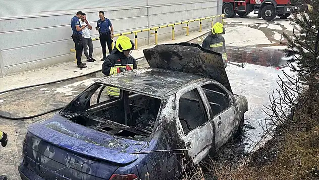 Bolu'da 15 gün önce aldığı otomobil, park halindeyken küle döndü