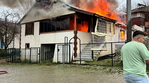 Bolu'da 2 Katlı Ahşap Ev Alev Alev Yandı