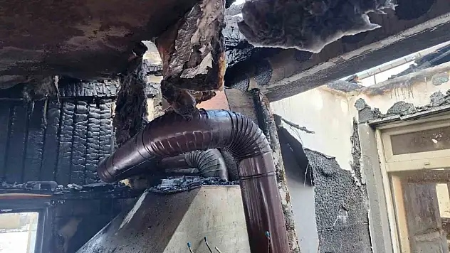 Bolu'da 2 Katlı Evin Üst Katı Küle Döndü