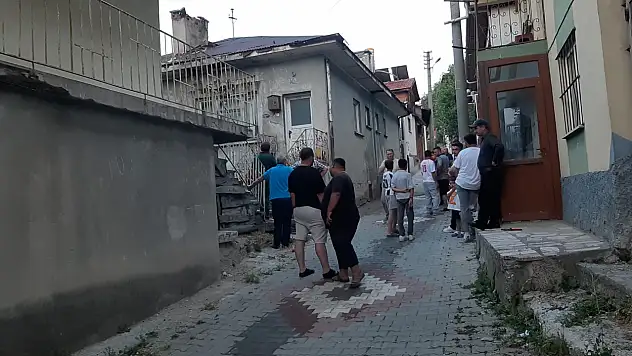 Bolu'da 3 Katlı Evin Çatı Katında Çıkan Yangın Söndürüldü