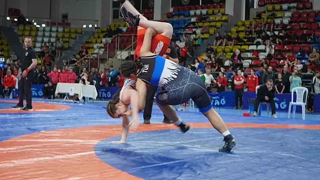 Bolu'da 40 İlden 500 Sporcunun Katıldığı Okul Sporları Yıldızlar Güreş Türkiye Şampiyonası Başladı