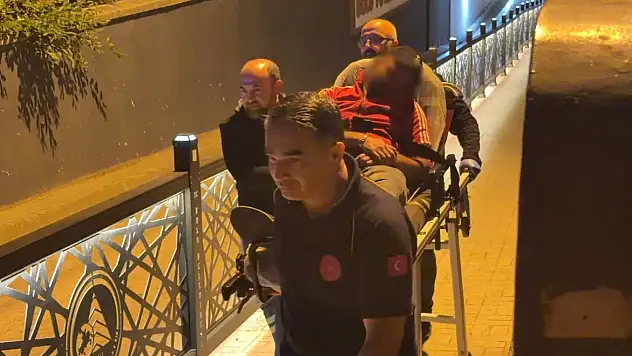 Bolu'da alkollü şahıs, ayağa kalkamayınca sedyeyle taşındı