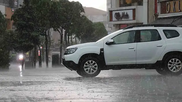 Bolu'da Aniden Bastıran Sağanak Hayatı Olumsuz Etkiledi