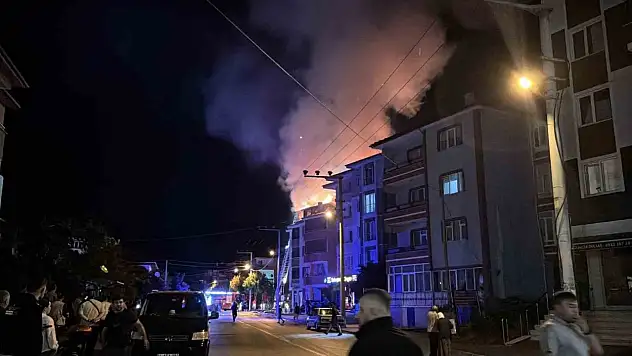 Bolu'da apartmanda çıkan yangında alevler geceyi aydınlattı: Patlama sesleri paniğe neden oldu