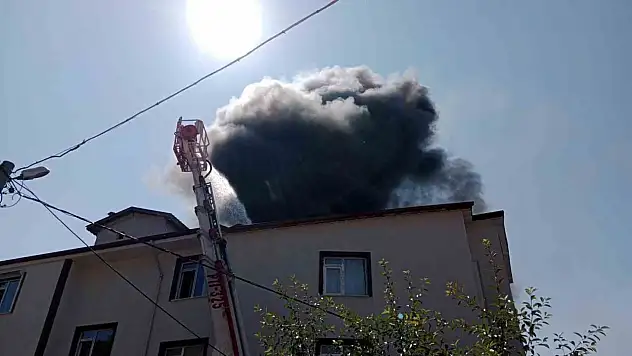 Bolu'da apartmanın çatı katı alev alev yandı