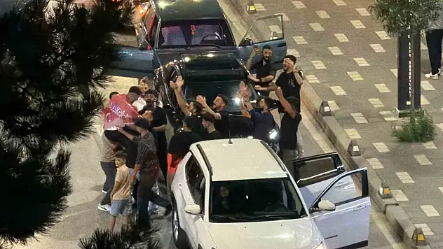 Bolu'da asker uğurlama konvoyunda trafiği kapatıp meşale yaktılar