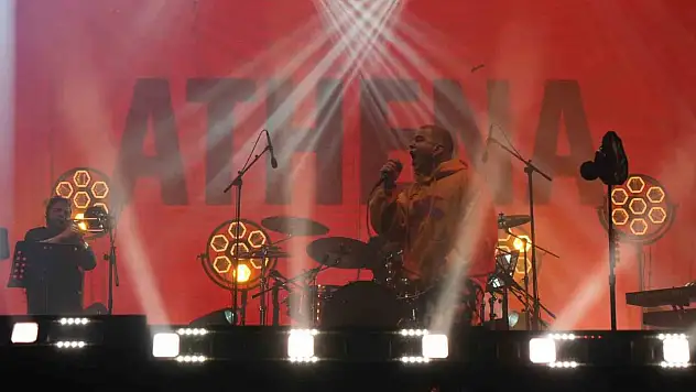 Bolu'da Athena 15 bini aşkın öğrenciye konser verdi