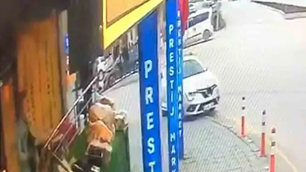 Aydınlatma Direğine Çarptı