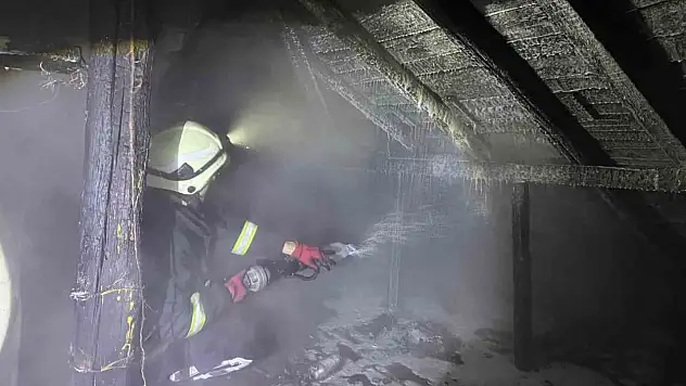 Bolu'da Bacadan Çıkan Yangın 2 Katlı Evin Çatısını Sardı