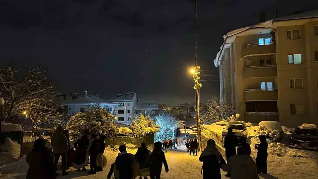 Bolu'da Çocuklar Gece Saatlerinde Karın Keyfini Çıkardı