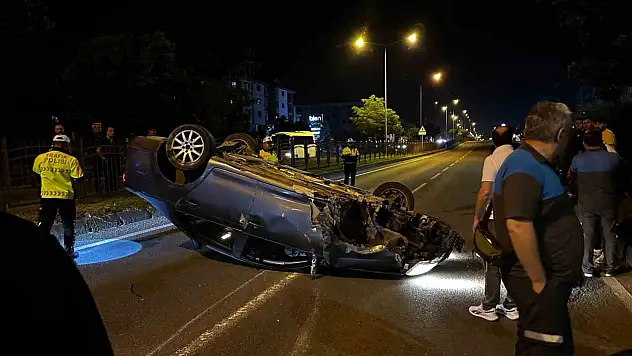Bolu'da D-100'de takla atan otomobilden burunları bile kanamadan çıktılar
