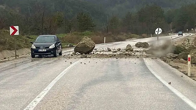 Bolu'da Dağdan Kopan Kayalar Yola İndi